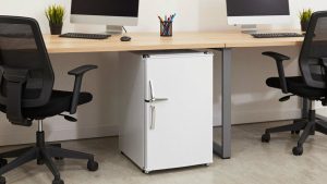 Best Mini Fridge for an Office: Compressor vs Thermoelectric, Noise and Under-Desk Fit